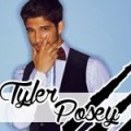 Tyler Posey mange seul...